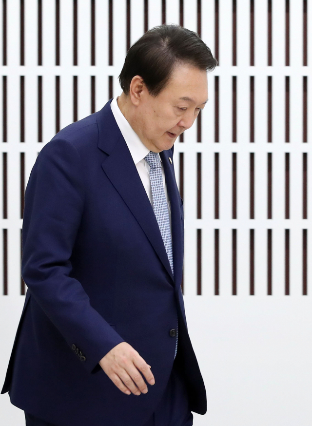 윤석열 대통령이 18일 오후 서울 용산 대통령실 청사에서 열린 추계 공관장 신임장 수여식에 참석하고 있다. 연합뉴스