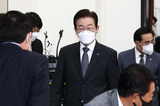 더불어민주당 이재명 대표가 18일 서울 여의도 국회 대표 회의실에서 열린 납품단가연동제 촉구 중소기업인과의 간담회에 참석하고 있다. 연합뉴스