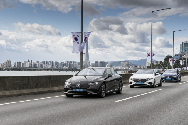 메르세데스-벤츠의 대형 전기차 전용 플랫폼 EVA2를 기반으로 개발된 두 번째 모델 ‘더 뉴 EQE’의 주행모습. 1회 충전시 500km에 육박하는 주행 거리에 자동으로 회생단계를 조절하는 인텔리전트 회생제동 등 각종 첨단 디지털 기능들이 대거 탑재돼 있다. 벤츠코리아 제공