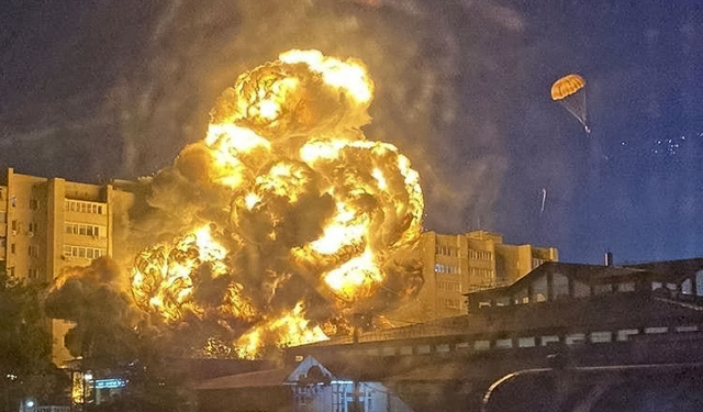 러시아 수호이(SU)-34 전투기가 17일(현지시간) 러시아 남부 크라스노다르주 예이스크시 인근 공군기지에서 이륙한 직후 시내 아파트로 추락하며 불기둥이 일고 있다. AP연합뉴스