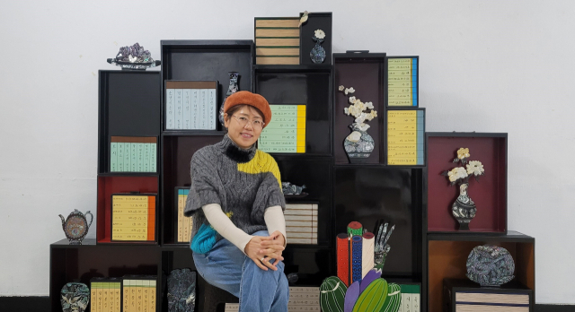 김경화 작가는 자개장롱과 서랍을 이용해 여성을 위한 민화 책거리를 만들었다. 오금아 기자