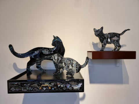 위쪽부터 천으로 만든 공구, 시멘트 비둘기, 자개를 재료로 한 고양이 작품. 김경화 제공