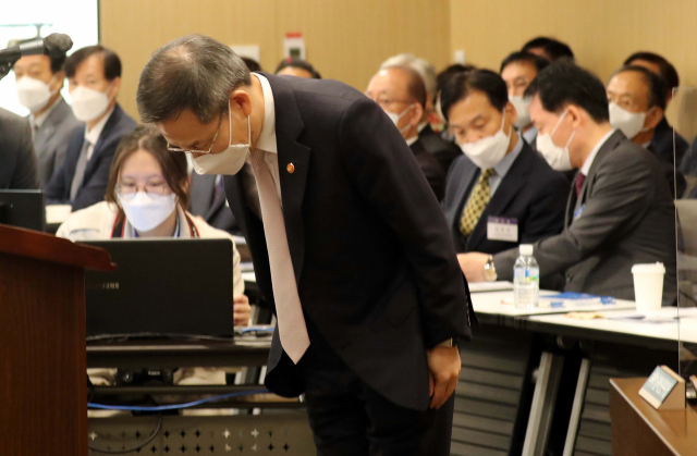 국회 과학기술정보방송통신위원회 국정감사가 18일 대전 기초과학연구원에서 열렸다. 국감 증인으로 출석한 이종호 과학기술정보통신부 장관이 카카오 서비스 장애와 관련해 주무 부처 장관으로서 불편을 겪은 국민들께 사과하고 있다. 연합뉴스