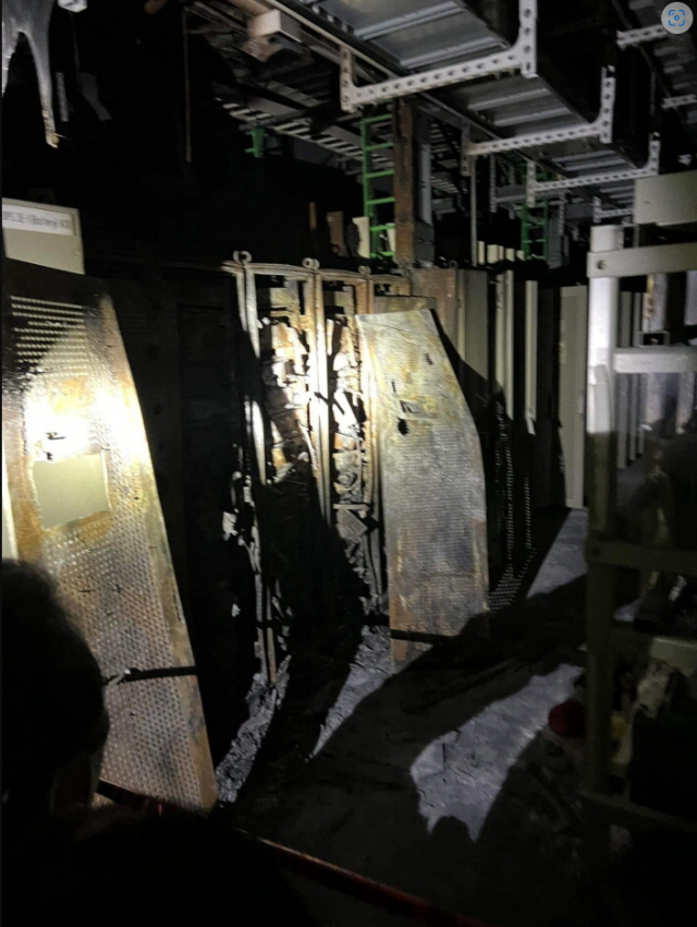 지난 16일 경찰과 소방 당국이 1차 감식했던 판교 SK C＆C 데이터센터 화재 현장. 발화 지점인 지하 3층 전기실의 배터리가 불에 타 있다. 이기인 경기도의원 페이스북 캡처