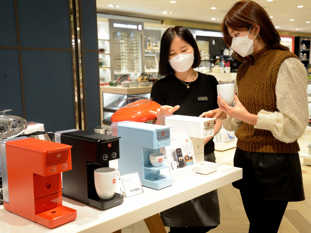 최근 가정에서 합리적 가격에 식사는 물론 커피를 해결하기 위해 커피머신 등을 찾는 소비자가 늘고 있다. 부산일보DB