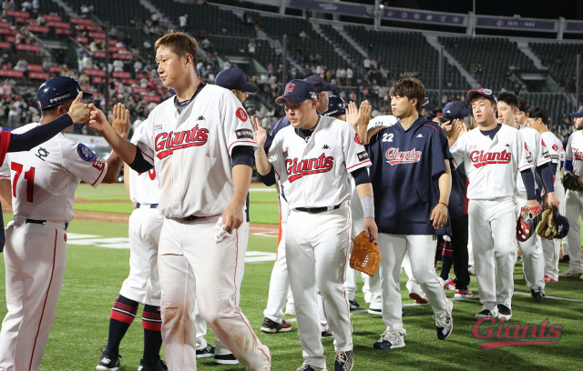2022시즌 부산 양대 프로 스포츠인 프로야구와 프로축구는 모두 하위권을 머물러 부산 팬들에게 실망감을 안겼다. 롯데 자이언츠는 2년 연속 8위를 기록하며 5년 연속 가을야구 진출에 실패했다. 롯데 자이언츠제공
