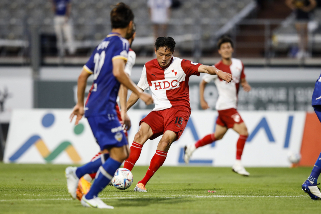 2022시즌 부산 양대 프로 스포츠인 프로야구와 프로축구는 모두 하위권을 머물러 부산 팬들에게 실망감을 안겼다. 부산아이파크는 간신히 K리그2 탈꼴찌에 성공하는데 그쳤다. 부산아이파크 제공