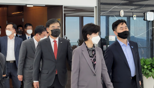 18일 부산국제금융센터 51층 한국거래소 홍보관에서 국회 정무위원회 소속 국회의원 등이 현장 시찰을 하고 있다. 연합뉴스