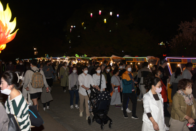 하모 캐릭터 상품을 사기 위해 진주남강유등축제 유등상회에 몰린 인파. 김현우 기자