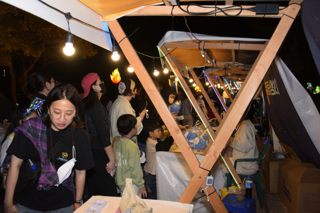 하모 굿즈 팔고 있는 유등상회. 김현우 기자