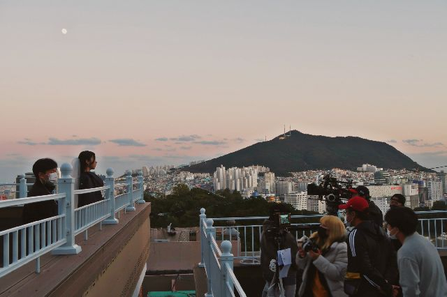 영화 '심야카페' 팀이 지난해 10월 부산 중구 대청동 산복도로에서 촬영하고 있다. (주)케이드래곤 제공