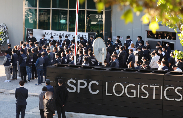 17일 오후 경기도 평택시 SPC 계열 SPL 제빵공장에서 지난 15일 소스 교반기계에 끼여 숨진 20대 근로자 A 씨 추모제가 열리고 있다. 연합뉴스