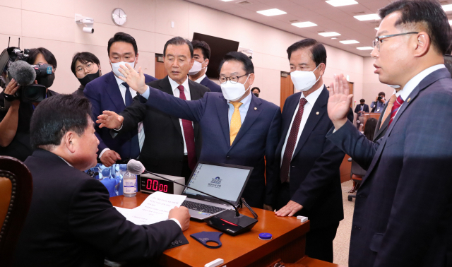 소병훈 농해수위원장이 19일 농해수위 전체회의를 개의하려 하자 국민의힘 의원들이 항의하고 있다. 김종호 기자 kimjh@