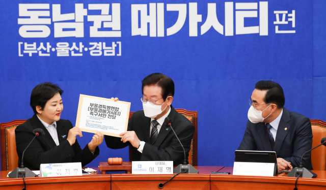 더불어민주당 이재명 대표가 19일 국회에서 열린 최고위원회의 '국민발언대 - 동남권 메가시티편'에서 이지후 미래사회를 준비하는 시민공감 이사장으로부터 부울경 메가시티 촉구서한을 받고 있다. 김종호 기자 kimjh@