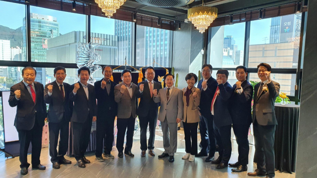 법무법인 든든(대표변호사 이형준, 황준선, 장지호, 이창헌)이 부산 본사를 부산 대표 번화가인 서면으로 확장 이전하고 14일 개소식을 했다.