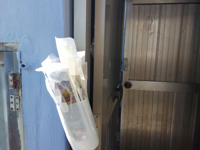 17일 오후 부산 영도구 영선동 한 주택에서 홀로 살던 70대 남성 A 씨가 숨진 채 발견됐다. 경찰은 A 씨가 사망한 시점을 1개월 전 쯤으로 추정한다. A 씨 집 문 앞에 우편물이 쌓여있다. 김동우 기자 friend@