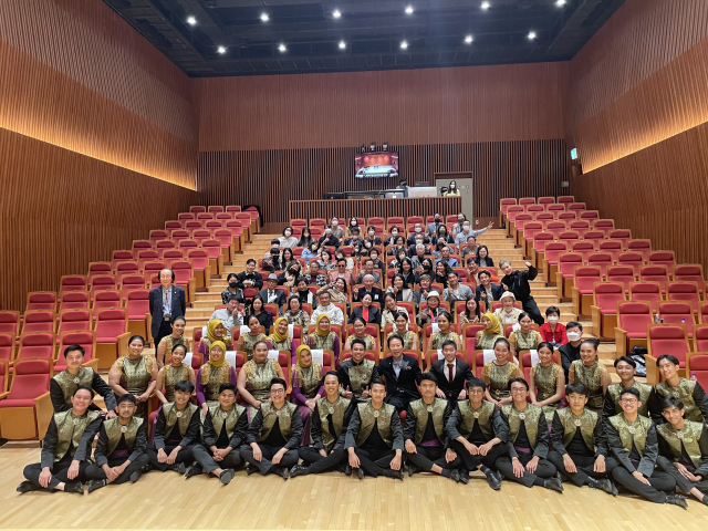 부산시문화상수상자회(회장 도용복)는 18일 오후 부산문화재단의 후원으로 부산 대동대학교 다트홀에서 역대 문화상 수상자 와 가족을 초청해 ‘특별음악회’를 개최했다.