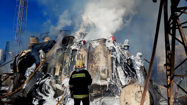 우크라이나 소방관들이 18일 러시아 공습을 받은 키이우 한 에너지 기반 시설의 화재를 진압하고 있다. UPI연합뉴스