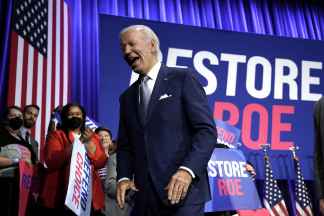 조 바이든 미국 대통령이 18일(현지시간) 워싱턴DC 하워드 극장에서 열린 민주당 전국위원회(DNC) 행사에서 연설하고 있다. 다음 달 8일 중간선거에서 지지층 결집을 호소하며 낙태권 보장을 ‘1호 법안’으로 만들겠다고 밝혔다. EPA연합뉴스