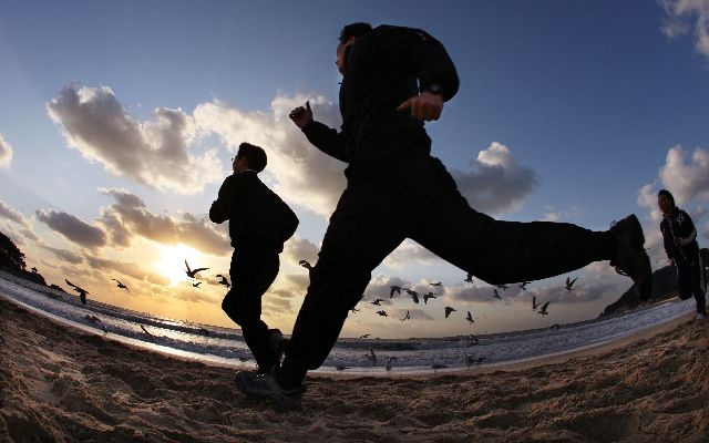 해변을 달리는 사람들. 부산일보DB