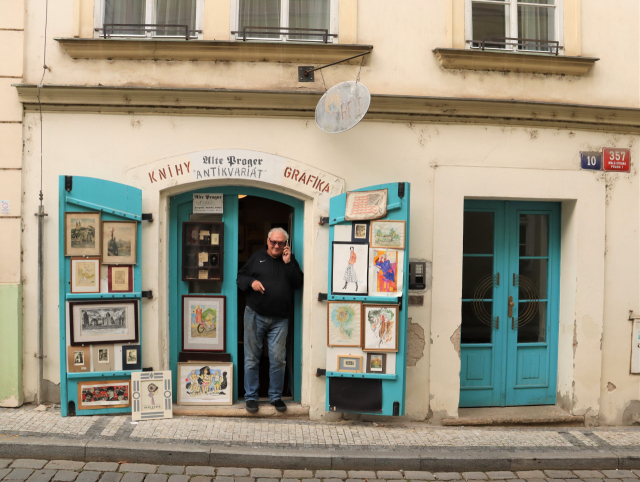 프라하 블라슈스카거리의 기념품 가게.