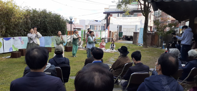 제25회 요산김정한문학축전이 '차마 묵묵할 수 없는!'이란 슬로건을 내걸고 22~29일 열린다. 사진은 지난해 개막 공연 모습. 부산일보DB