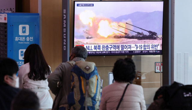 북한이 지난 18일 밤 동·서해 완충구역에 포병사격을 감행한 가운데 19일 오전 서울역 대합실에서 시민들이 관련 뉴스를 보고 있다. 연합뉴스