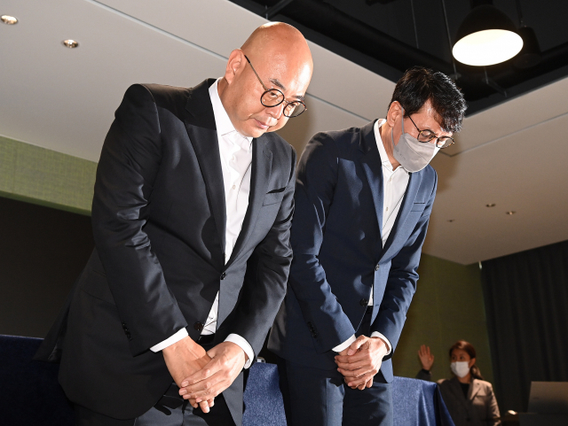 남궁훈(왼쪽)·홍은택 카카오 각자대표가 19일 경기 성남시 카카오판교아지트에서 데이터 센터 화재로 인한 대규모 먹통 사태와 관련해 대국민 사과를 하고 있다. 연합뉴스