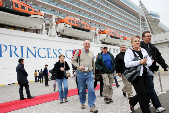 정부가 크루즈선 외국인 여행객 하선 관광을 재개함에 따라 지역 경제 활성화에 대한 기대감이 커진다. 2018년 부산항 국제여객터미널에 입항한 중국발 크루즈선 마제스틱 프린세스호에서 관광객들이 내리는 모습. 부산일보DB