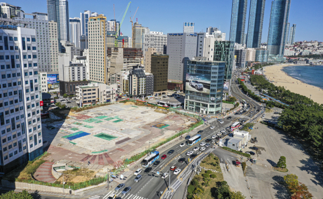 부산 해운대구 옛 그랜드호텔을 매입한 부동산 개발업체가 호텔과 오피스텔, 생활형숙박시설로 구성된 최고 44층 규모의 복합건물 건립을 추진하고 있어 난개발 논란이 인다. 옛 그랜드호텔 부지 전경. 김종진 기자 kjj1761@