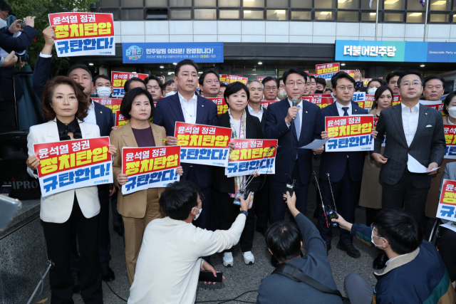 더불어민주당 조정식 사무총장이 19일 서울 여의도 당사 앞에서 검찰의 압수수색과 관련해 입장을 밝히고 있다. 연합뉴스