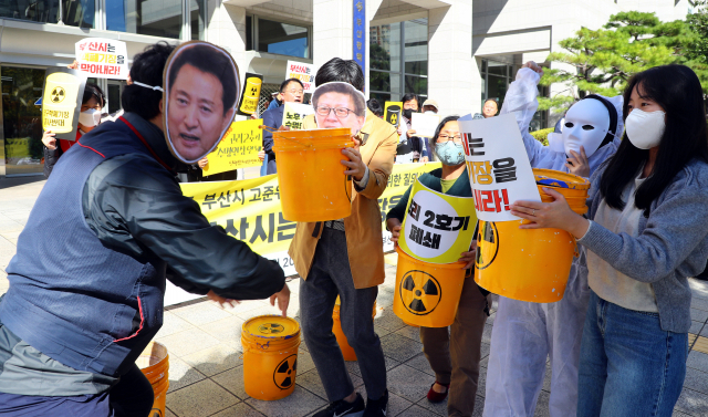 탈핵부산시민연대 회원들이 20일 부산시청 앞에서 ‘부산시의 고준위 핵폐기물 책임 촉구 질의서 전달 기자회견’을 열고 서울시와 경기도에 핵폐기물 임시저장 분담을 촉구하는 퍼포먼스를 하고 있다. 정종회 기자 jjh@