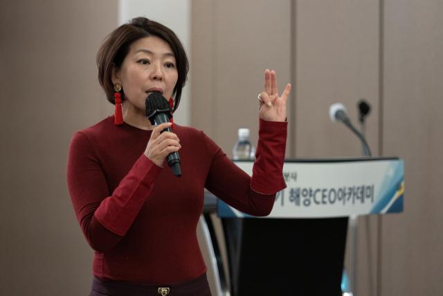 동양화가 홍푸르메 씨가 19일 부산일보 해양CEO아카데미 제7기 과정에서 ‘탁월한 안목’을 주제로 특강을 했다.