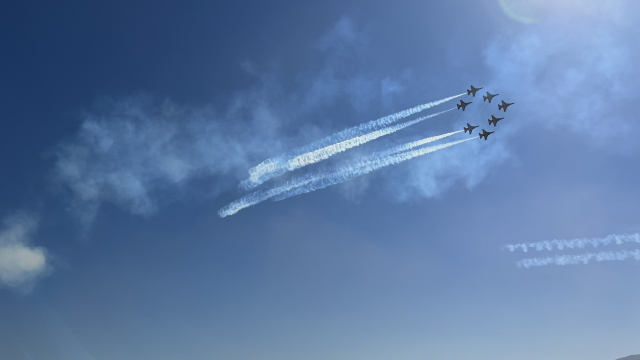 공군 특수비행팀 블랙이글스 축하 곡예비행. 김현우 기자