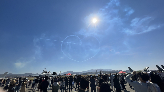 하늘에 하트 새기는 블랙이글스. 김현우 기자