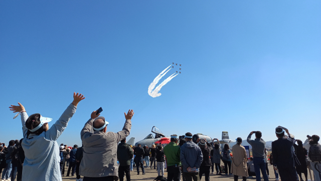 블랙이글스 축하 곡예비행을 보고 있는 관람객. 김현우 기자