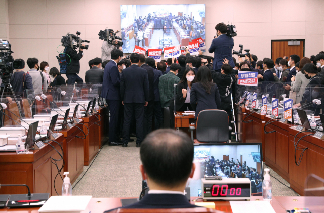20일 오후 국회 법제사법위원회에서 김도읍 법사위원장이 대검찰청에 대한 국정감사를 강행하려 하자 더불어민주당 의원들이 위원장석을 둘러싸고 거세게 항의하는 모습을 이원석 검찰총장이 바라보고 있다. 연합뉴스