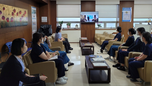 한국건강관리협회 부산동부검진센터(동래)(본부장 신옥희)는 최근 전 직원을 대상으로 정신건강 전문가의 직장 스트레스 관리법 교육을 제공하고 직군·직급별 소통을 위한 온라인 교육을 진행했다.