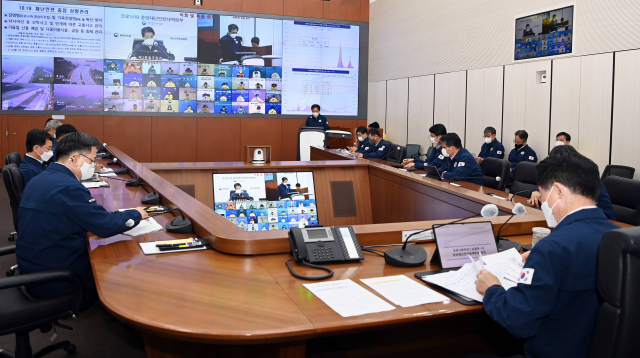 김성호 중대본 제2총괄조정관(행정안전부 재난안전관리본부장)이 지난 19일 오전 정부세종2청사 중앙재난안전상황실에서 열린 코로나19 대응 중앙재난안전대책본부 회의를 주재하고 있다. 연합뉴스