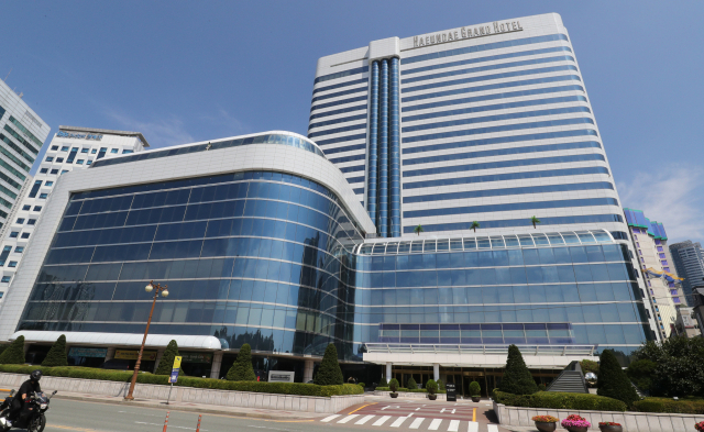 부산 해운대그랜드호텔 과거 전경. 현재 이 부지에 개발업체가 수익형 부동산 위주의 건축물 신축을 추진하고 있다. 강선배 기자 ksun@