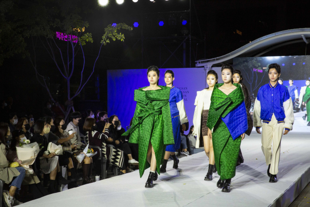 와이즈유 영산대학교(총장 부구욱) Art&Tech대학 패션디자인학과가 경남 양산시, 증산상가살리기위원회는 15일 양산신도시 내 라피에스타 인근 제5호광장 야외무대에서 ‘제1회 양산 증산 패션 페스티벌(YJFF)’을 열었다.