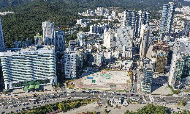 부산 해운대구 옛 해운대그랜드호텔 부지에 호텔과 오피스텔, 생활형숙박시설로 구성된 최고 44층 규모의 고층 복합건물이 추진되면서 지역사회 반발이 확산되고 있다. 옛 해운대그랜드호텔 부지 전경. 김종진 기자 kjj1761@