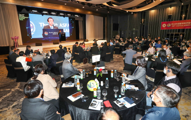 20일 부산 농심호텔에서 열린 2022 제16회 아시아생활체육연맹(ASFAA) 부산총회에서 홍완식 조직위원장이 개회사를 하고 있다. 이번 총회는 19일부터 22일까지 탄소중립 실천을 위한 다양한 주제 발표와 토론, 생활체육 행사가 열린다. 정대현 기자 jhyun@