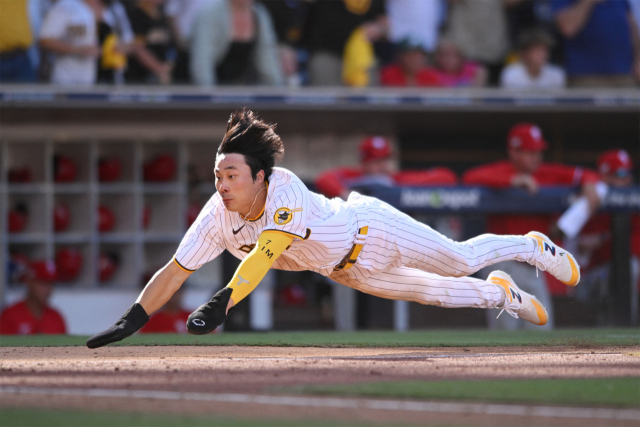 샌디에이고 파드리스 김하성이 20일(한국시간) 미국 캘리포니아주 샌디에이고의 펫코파크에서 열린 미국프로야구 메이저리그(MLB) 내셔널리그 챔피언십시리즈 필라델피아 필리스와의 2차전에서 5회말 무서운 속도로 질주해 헤드 퍼스트 슬라이딩으로 홈을 파고들고 있다. USA투데이스포츠연합뉴스
