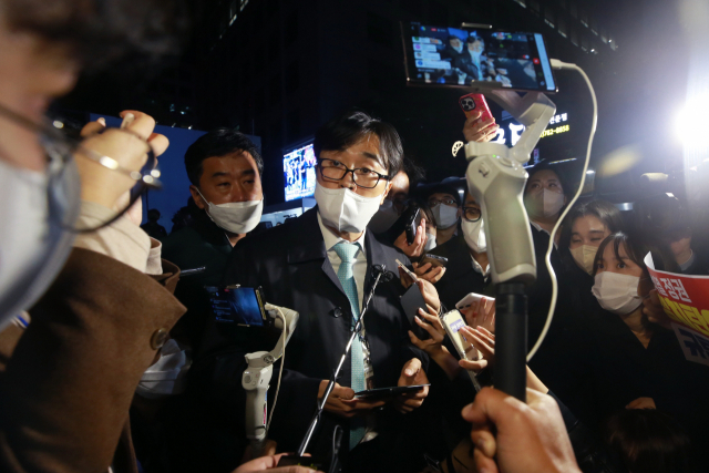 19일 오후 서울 여의도 더불어민주당 중앙당사 내 민주연구원 압수수색에 나선 검찰 관계자가 당사를 철수하면서 입장 표명을 하고 있다. 연합뉴스