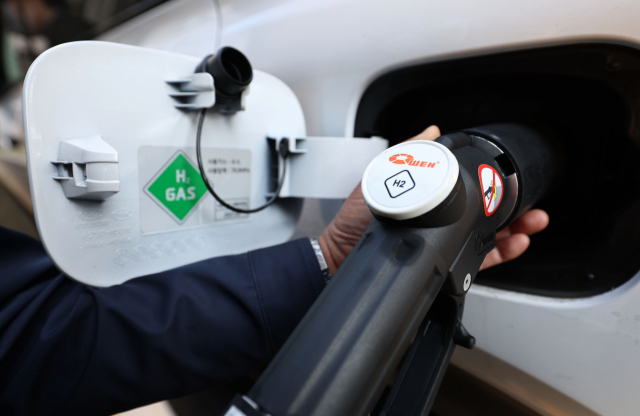 20일 서울시청 서소문청사 수소충전소에서 직원이 수소차를 충전하고 있다. 연합뉴스