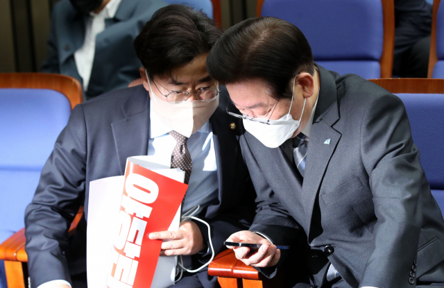 더불어민주당 이재명 대표가 20일 오전 국회에서 열린 긴급 의원총회에서 박찬대 최고위원과 긴밀한 이야기를 나누고 있다. 민주당은 검찰의 당사 압수수색과 이 대표 대선자금 의혹 수사를 규탄하면서도, 국정감사 보이콧은 철회했다. 김종호 기자 kimjh@