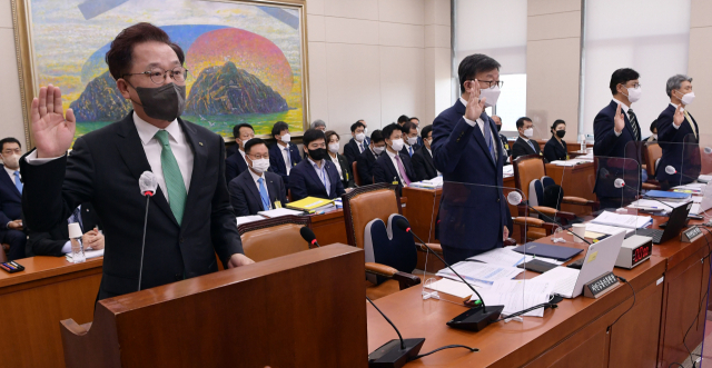 강석훈 산업은행 회장이 20일 오전 국회 정무위원회에서 열린 산업은행, 중소기업은행 등에 대한 국정감사에서 증인선서를 하고 있다. 연합뉴스