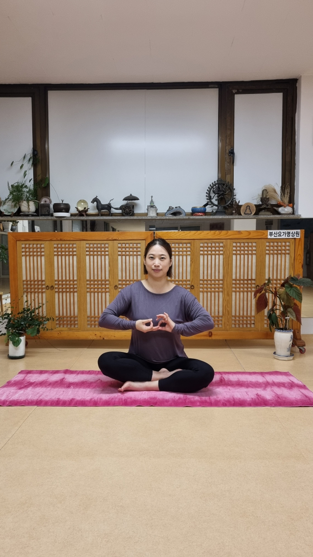 ‘다르마 차크라 무드라(Dharmachakra Mudra)’는 법륜 무드라라고도 한다. 내면과 외면의 조화를 추구할 때 많이 행하는 무드라이다. 시연 김미선.