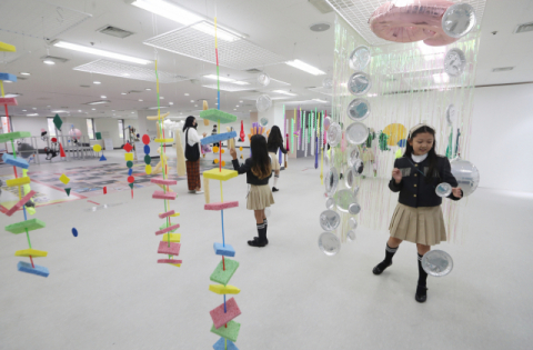 부산문화재단이 22일부터 11월 20일까지 부산 금정구 부산지방공단 스포원 내 전시실에서 공간문화예술교육사업 ‘상상여행, 다시 만난 세계’를 진행한다. 이번 행사는 어린이와 부모들에게 예술 여정을 통해 오감과 상상, 휴식, 즐거움을 주고자 체험놀이형 전시로 기획됐다. 이재찬 기자 chan@